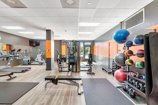 For Sale: $450,000 (1 beds, 1 baths, 910 Square Feet)