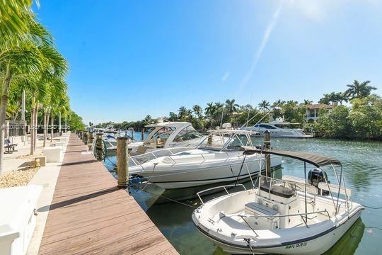 For Sale: $450,000 (1 beds, 1 baths, 910 Square Feet)