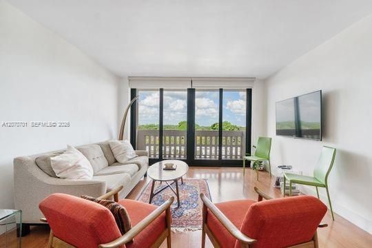 For Sale: $450,000 (1 beds, 1 baths, 910 Square Feet)