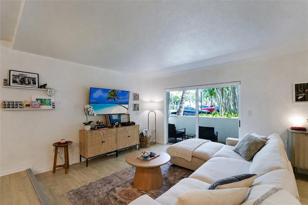 For Sale: $355,000 (2 beds, 2 baths, 1045 Square Feet)