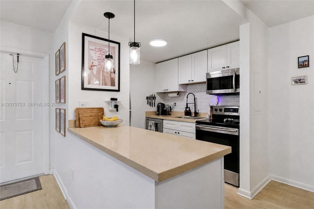 For Sale: $355,000 (2 beds, 2 baths, 1045 Square Feet)