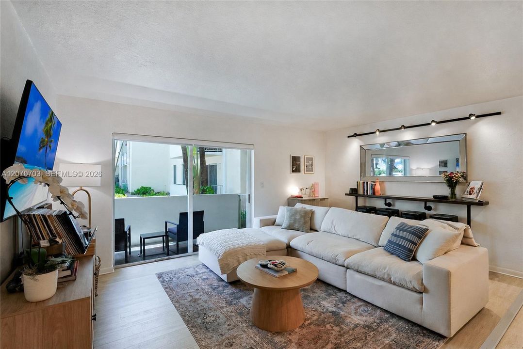 For Sale: $355,000 (2 beds, 2 baths, 1045 Square Feet)