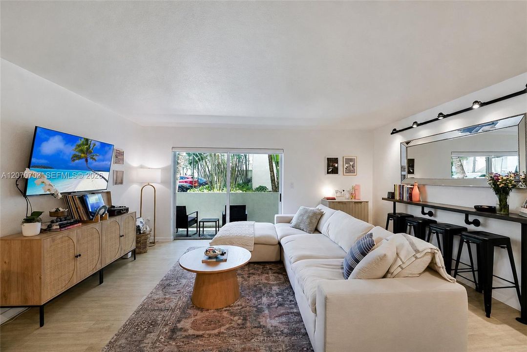 For Sale: $355,000 (2 beds, 2 baths, 1045 Square Feet)