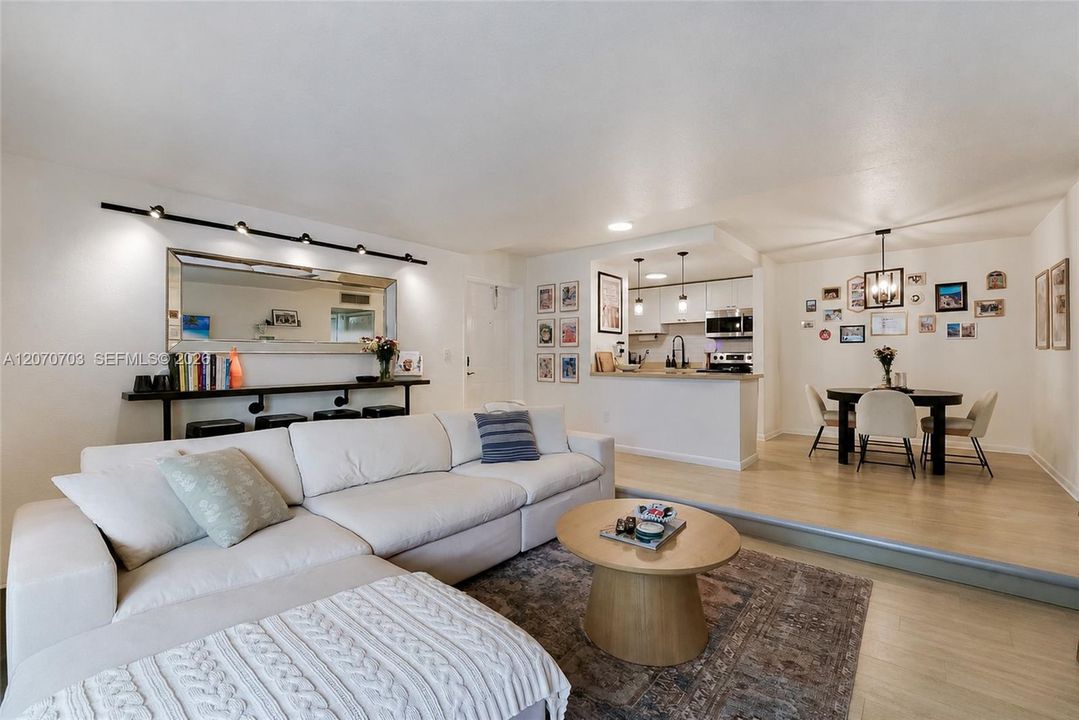For Sale: $355,000 (2 beds, 2 baths, 1045 Square Feet)