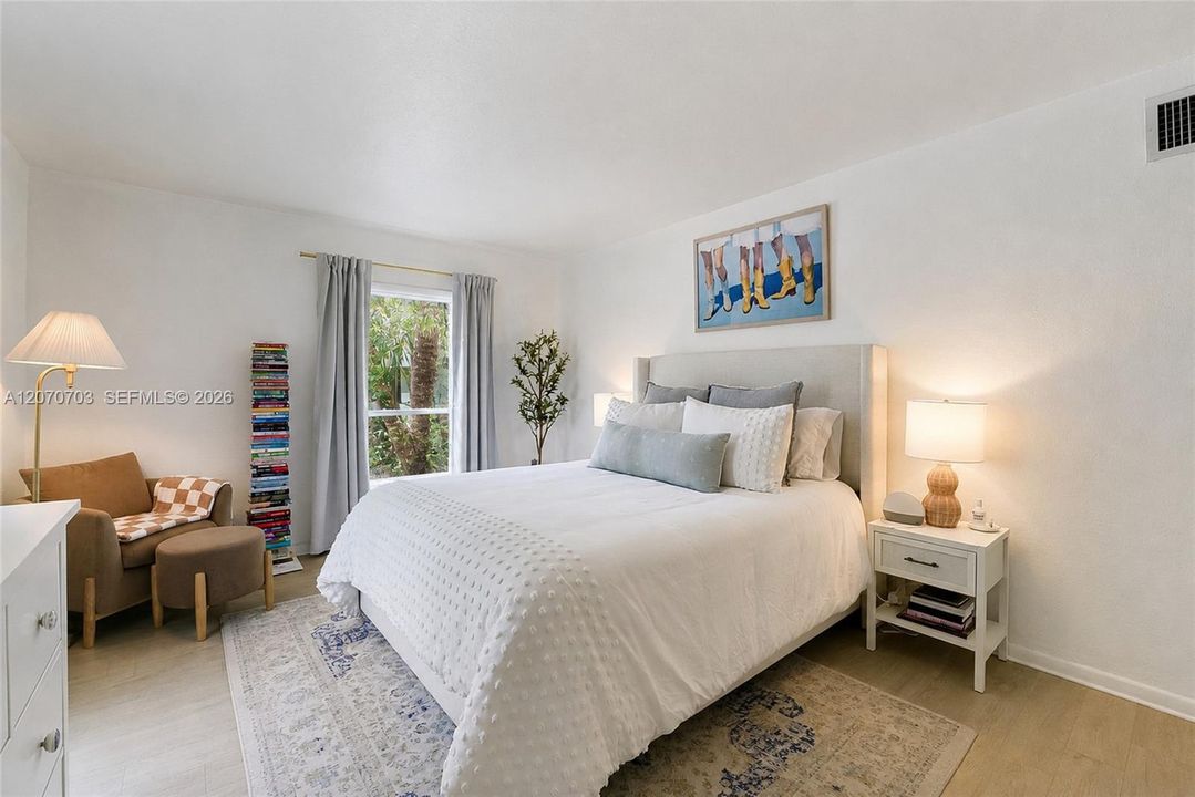 For Sale: $355,000 (2 beds, 2 baths, 1045 Square Feet)