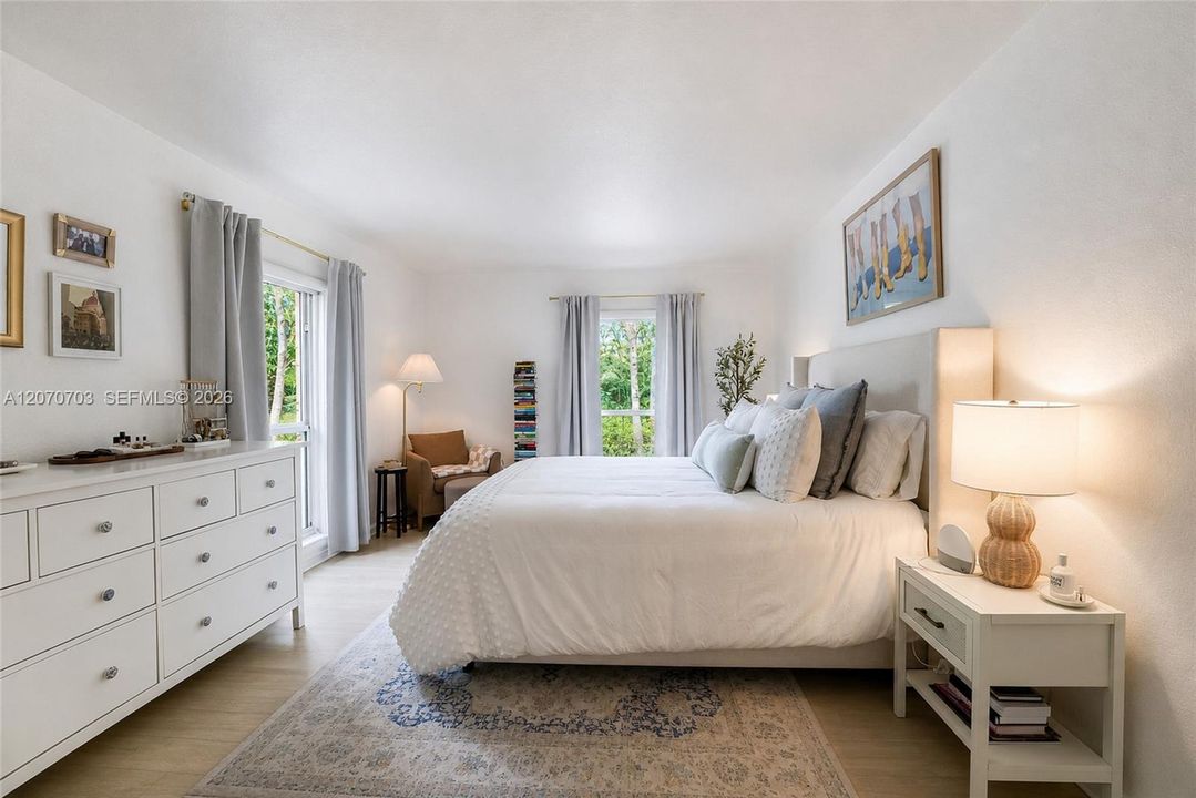 For Sale: $355,000 (2 beds, 2 baths, 1045 Square Feet)