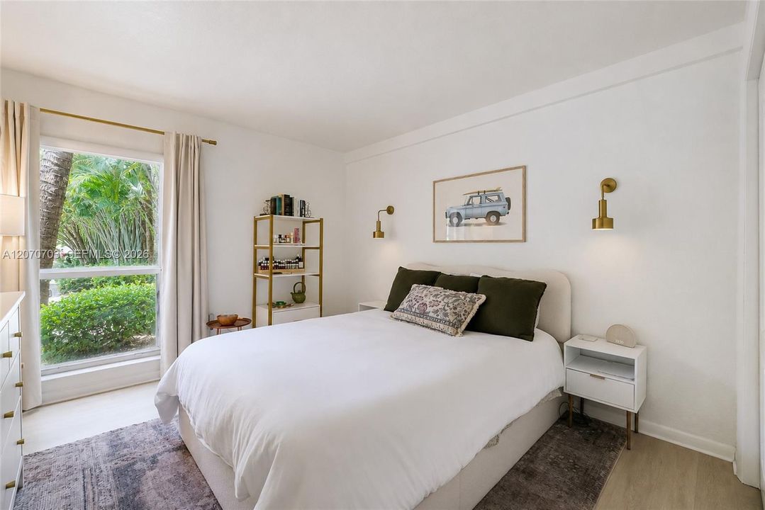 For Sale: $355,000 (2 beds, 2 baths, 1045 Square Feet)