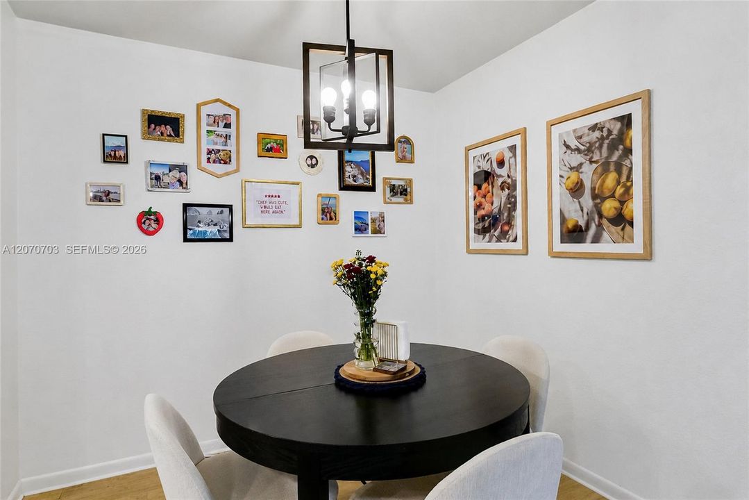 For Sale: $355,000 (2 beds, 2 baths, 1045 Square Feet)