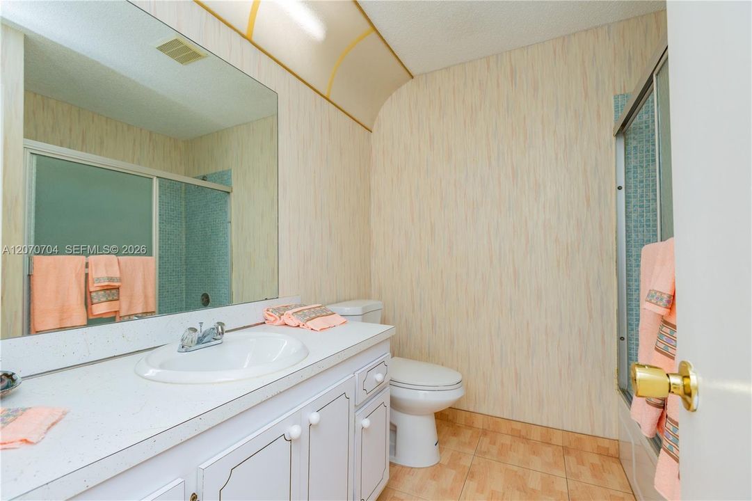 GUEST BATHROOM WITH TUB