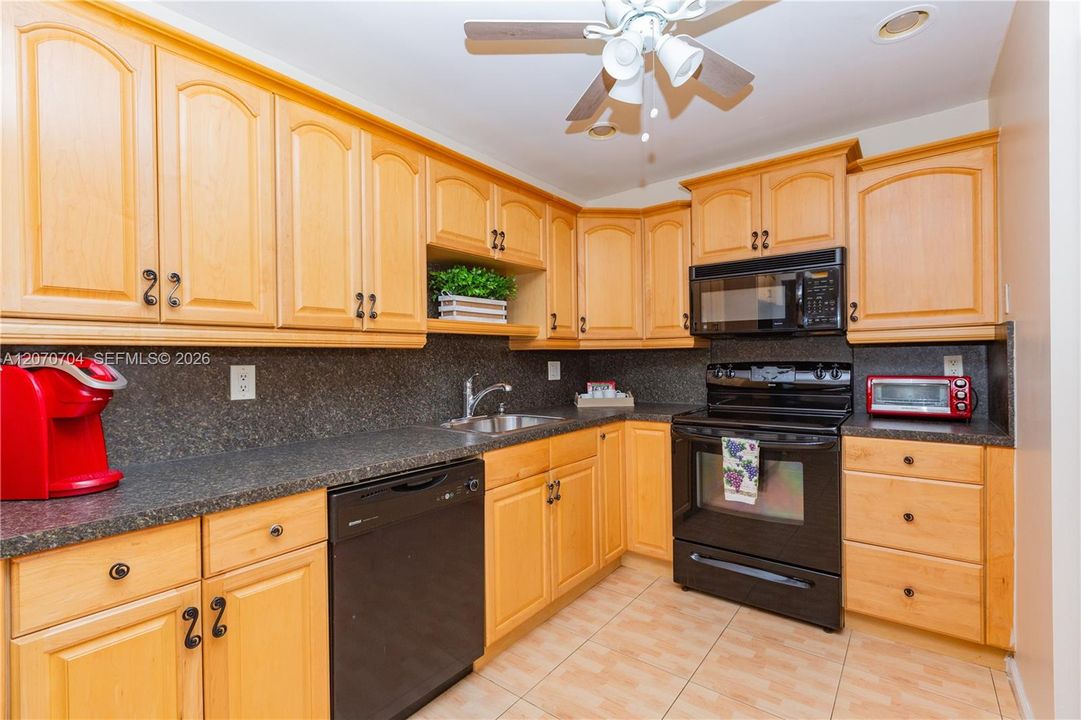 For Rent: $2,100 (1 beds, 2 baths, 1046 Square Feet)