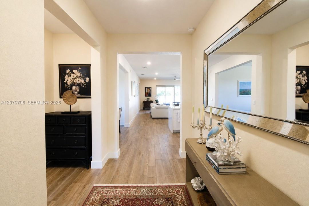 Great Foyer Entrance Gives privacy upon entrance
