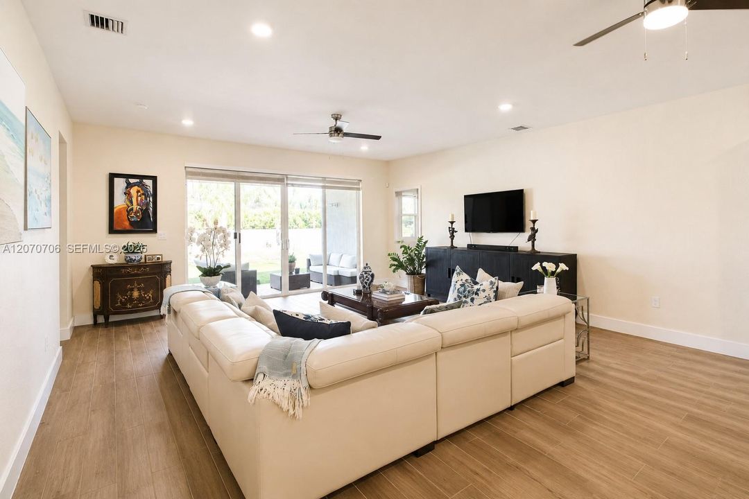 En Venta: $855,000 (4 camas, 3 baños, 2264 Pies cuadrados)