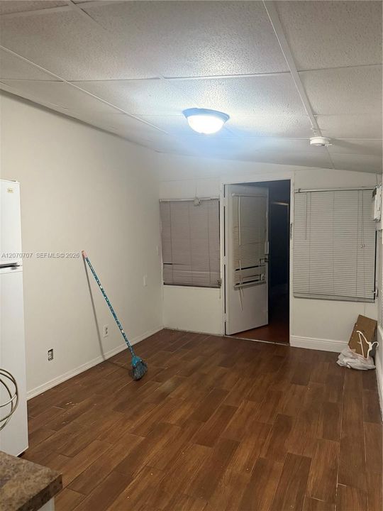 For Rent: $1,300 (1 beds, 1 baths, 400 Square Feet)