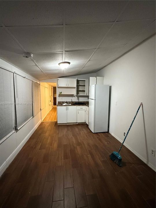 For Rent: $1,300 (1 beds, 1 baths, 400 Square Feet)