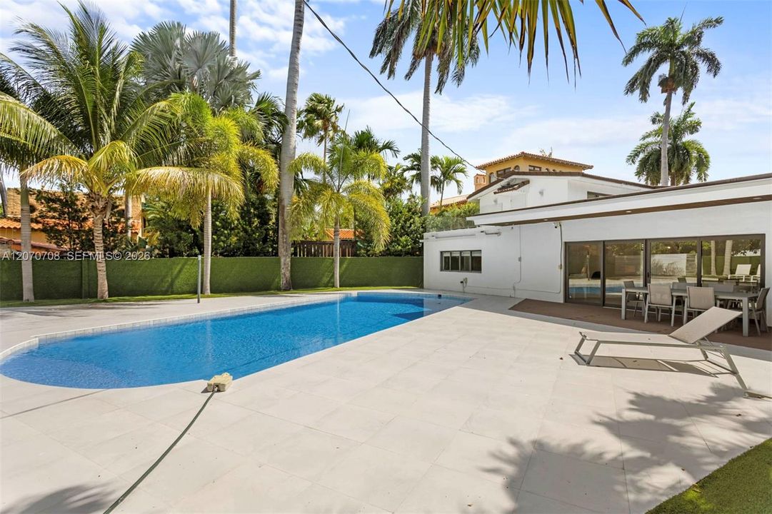 For Sale: $3,900,000 (5 beds, 5 baths, 3677 Square Feet)