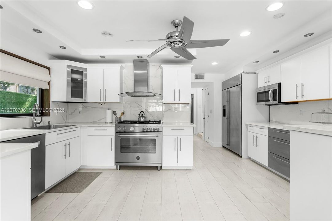 For Sale: $3,900,000 (5 beds, 5 baths, 3677 Square Feet)