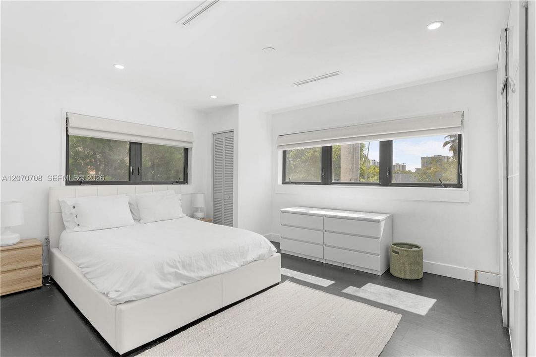 For Sale: $3,900,000 (5 beds, 5 baths, 3677 Square Feet)