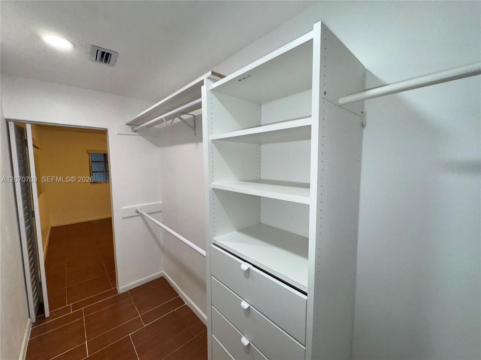 For Sale: $669,900 (3 beds, 2 baths, 1078 Square Feet)