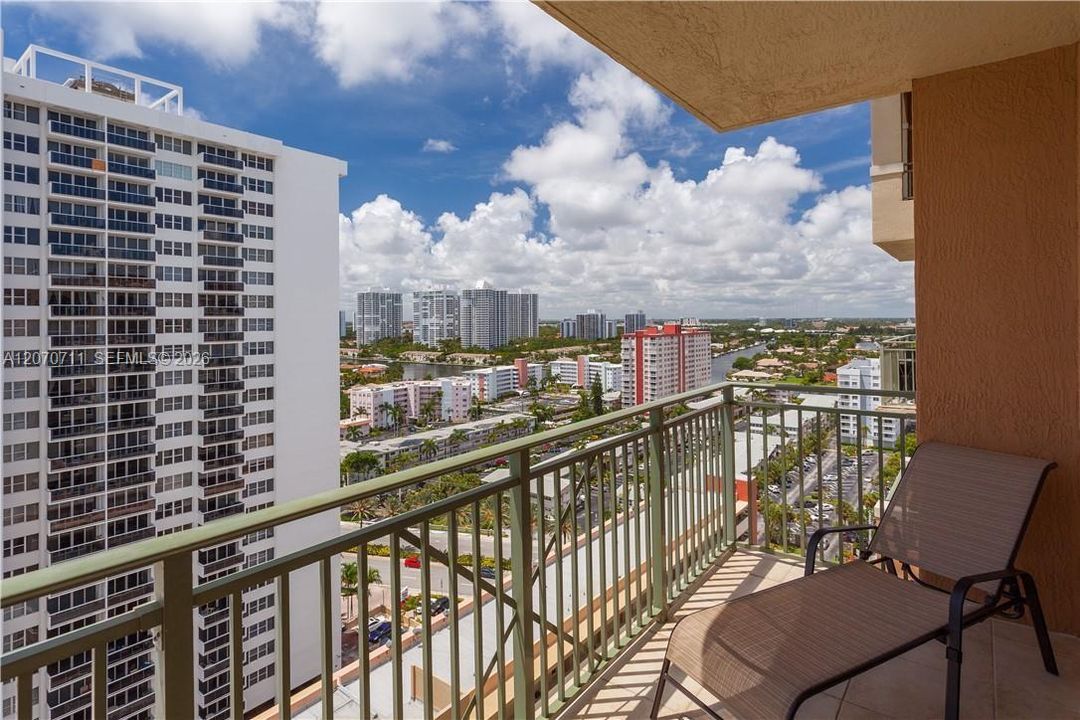 For Sale: $895,000 (2 beds, 2 baths, 1200 Square Feet)