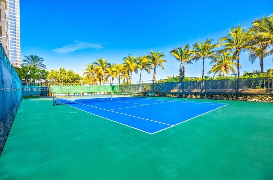For Sale: $895,000 (2 beds, 2 baths, 1200 Square Feet)