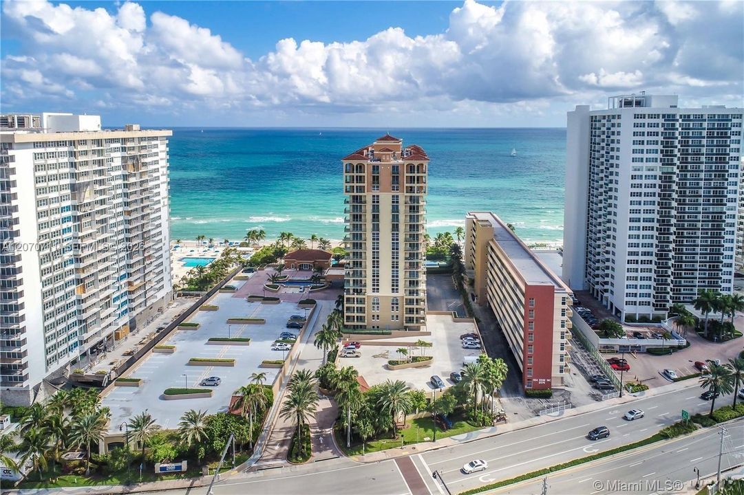 For Sale: $895,000 (2 beds, 2 baths, 1200 Square Feet)