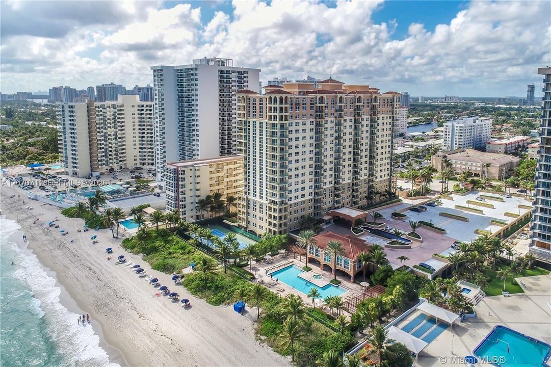 En Venta: $895,000 (2 camas, 2 baños, 1200 Pies cuadrados)