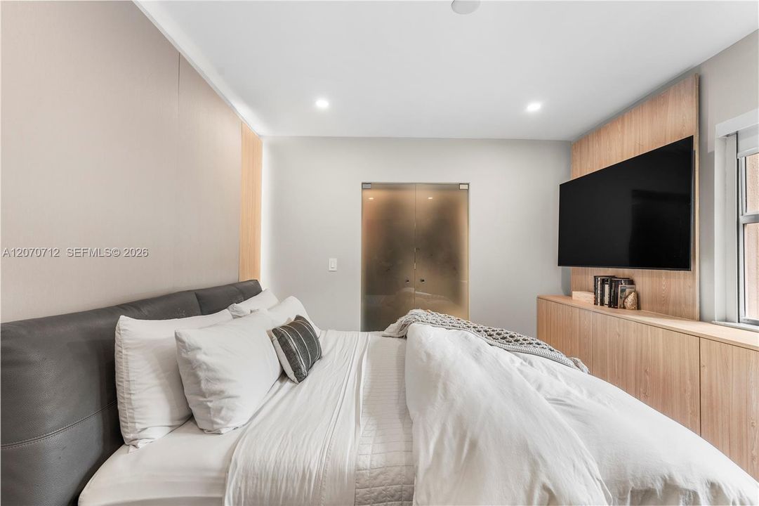 For Sale: $1,650,000 (3 beds, 4 baths, 2093 Square Feet)