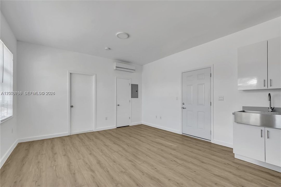For Rent: $1,400 (0 beds, 1 baths, 450 Square Feet)