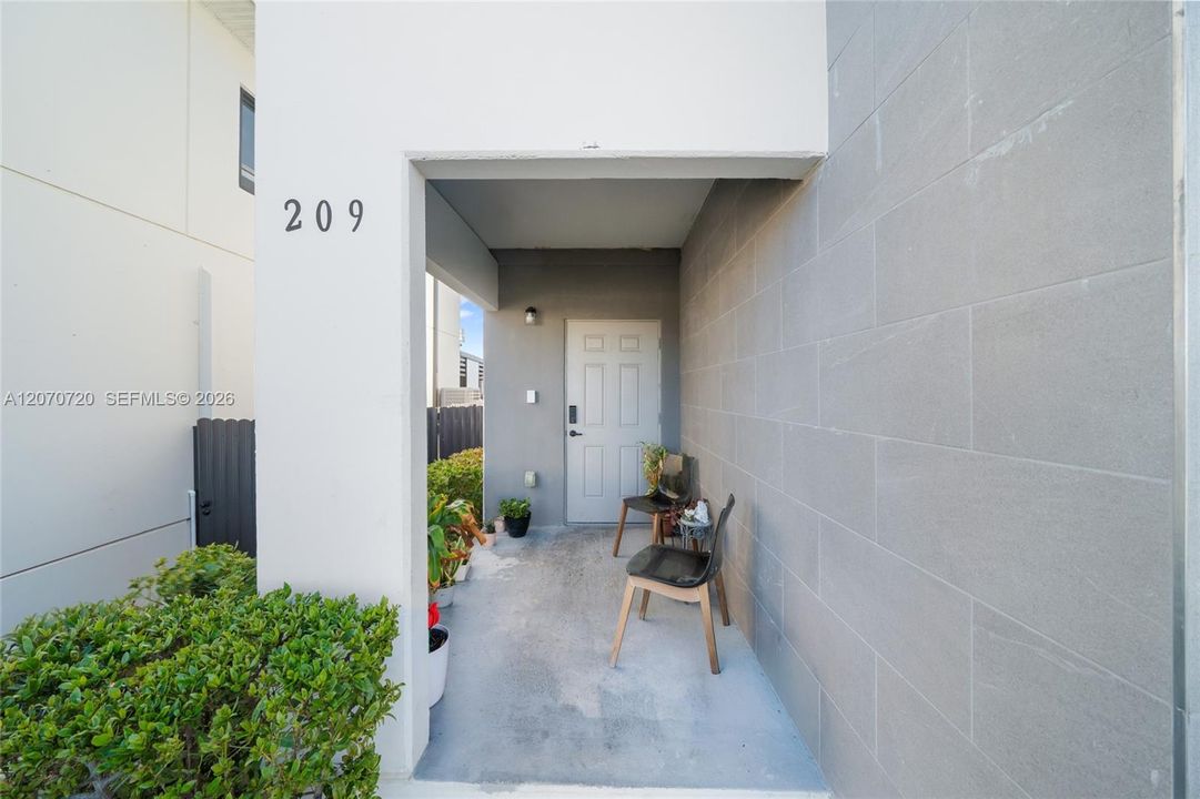 En Venta: $579,900 (5 camas, 4 baños, 1902 Pies cuadrados)