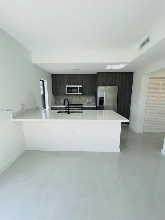 En Venta: $579,900 (5 camas, 4 baños, 1902 Pies cuadrados)