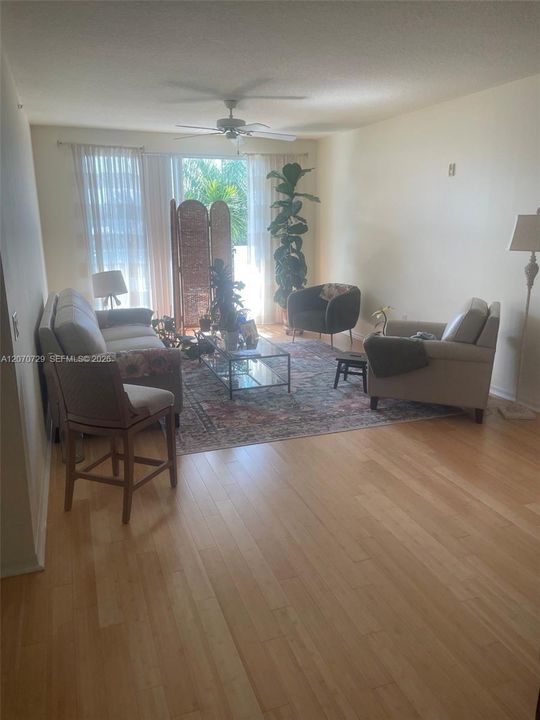 For Rent: $2,400 (2 beds, 2 baths, 1120 Square Feet)