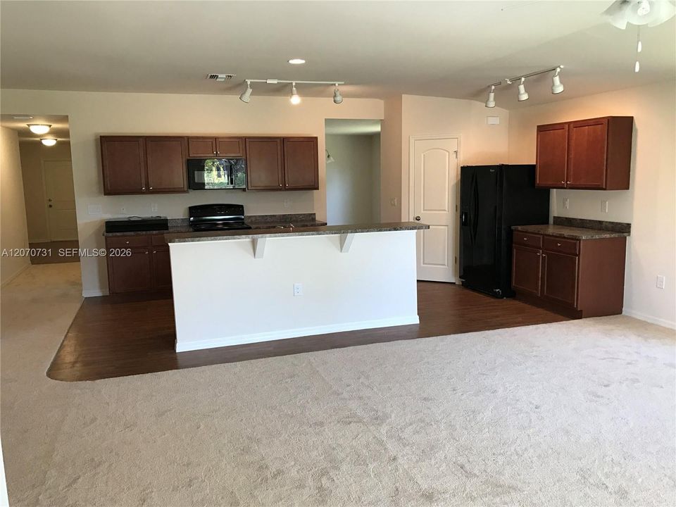For Rent: $2,400 (3 beds, 2 baths, 2005 Square Feet)