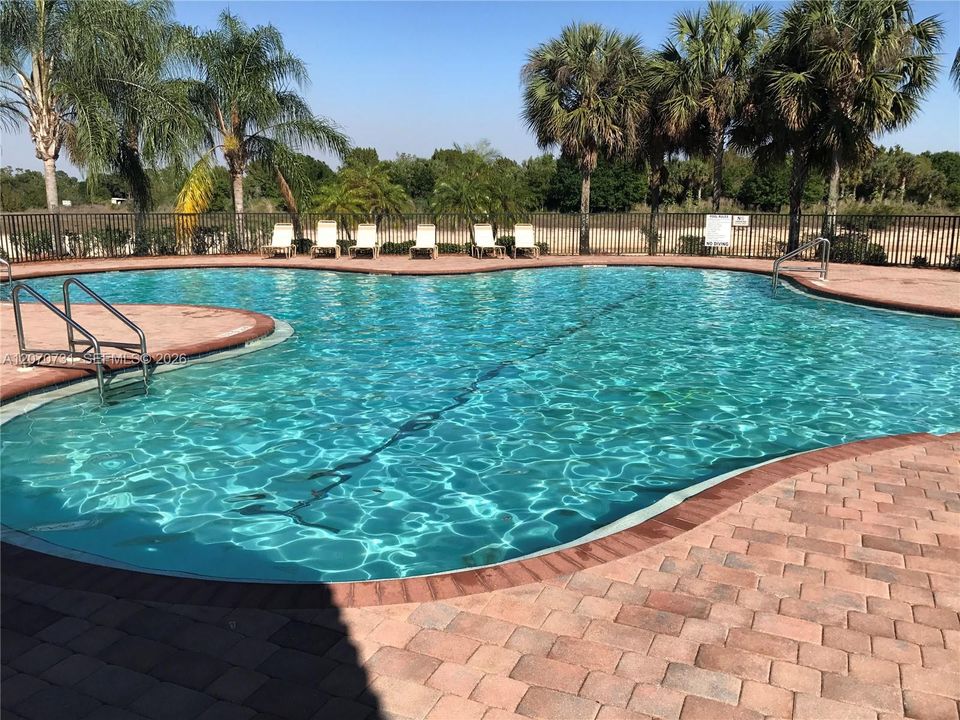 For Rent: $2,400 (3 beds, 2 baths, 2005 Square Feet)
