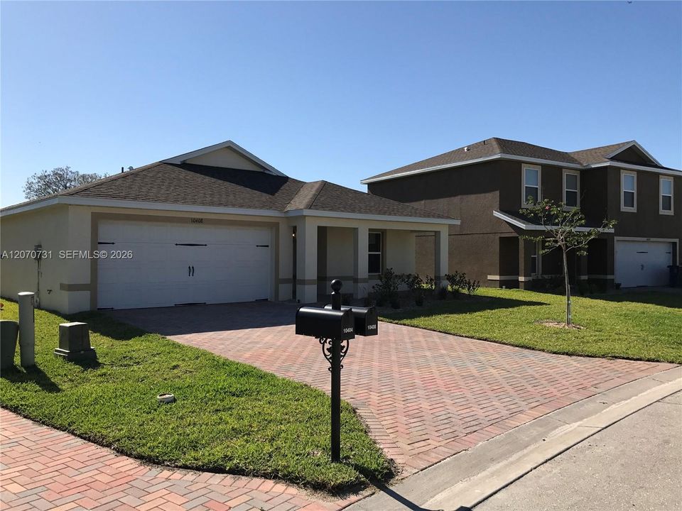 For Rent: $2,400 (3 beds, 2 baths, 2005 Square Feet)