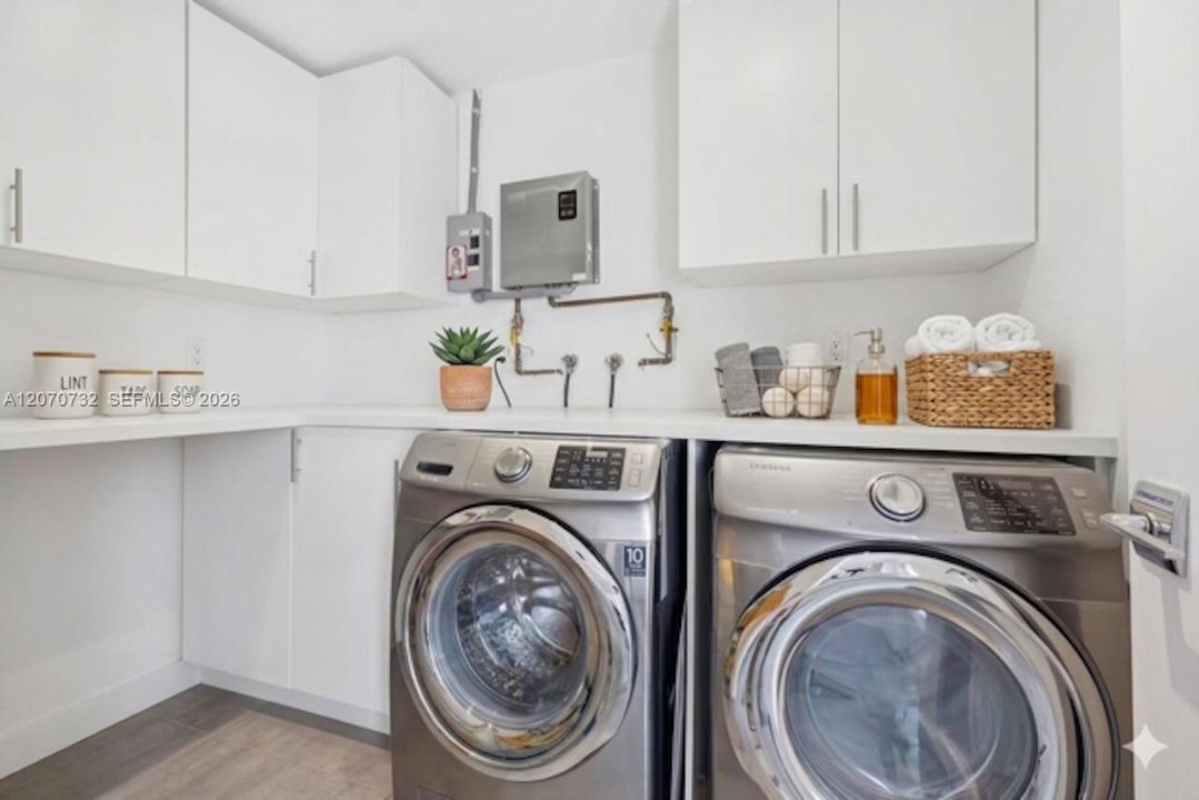 For Sale: $1,269,000 (3 beds, 3 baths, 2053 Square Feet)