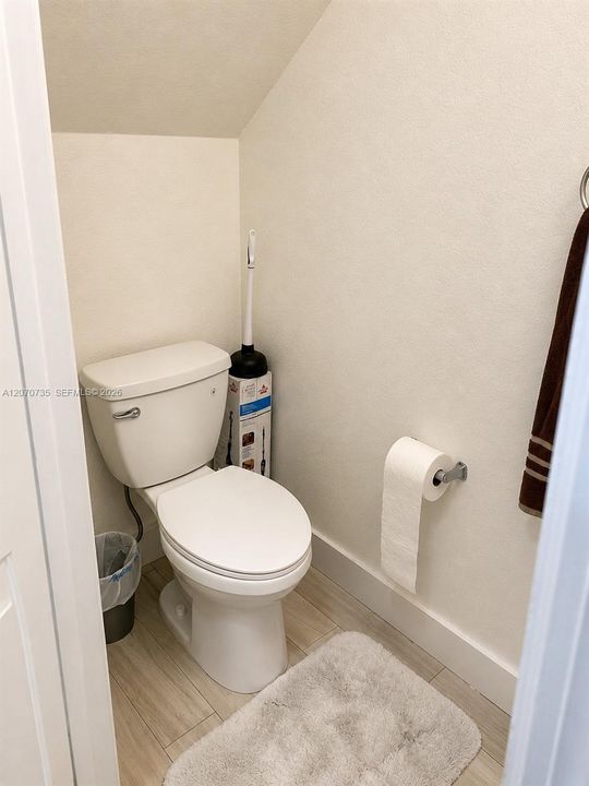 For Sale: $330,000 (2 beds, 2 baths, 940 Square Feet)