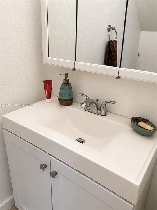 For Sale: $330,000 (2 beds, 2 baths, 940 Square Feet)