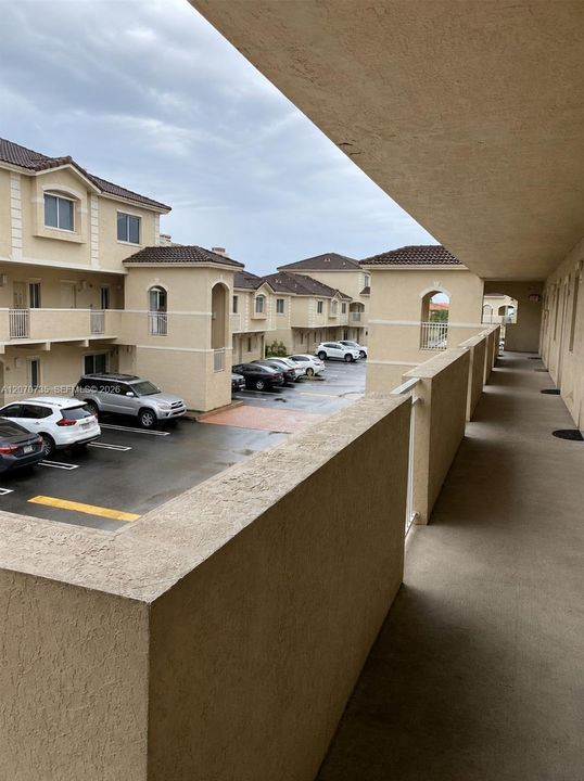 For Sale: $330,000 (2 beds, 2 baths, 940 Square Feet)