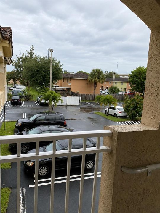 For Sale: $330,000 (2 beds, 2 baths, 940 Square Feet)