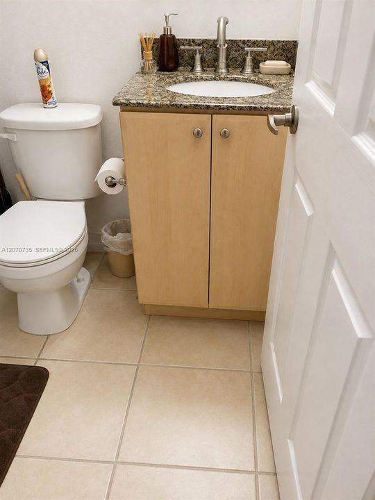 For Sale: $330,000 (2 beds, 2 baths, 940 Square Feet)