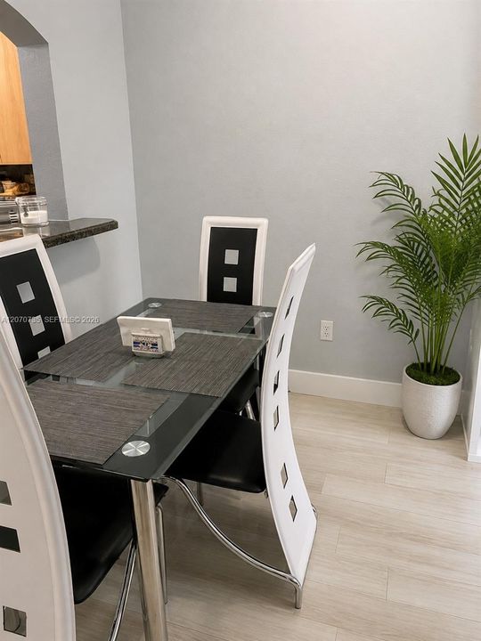 For Sale: $330,000 (2 beds, 2 baths, 940 Square Feet)