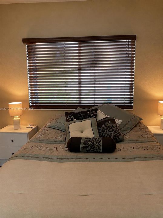 For Sale: $330,000 (2 beds, 2 baths, 940 Square Feet)