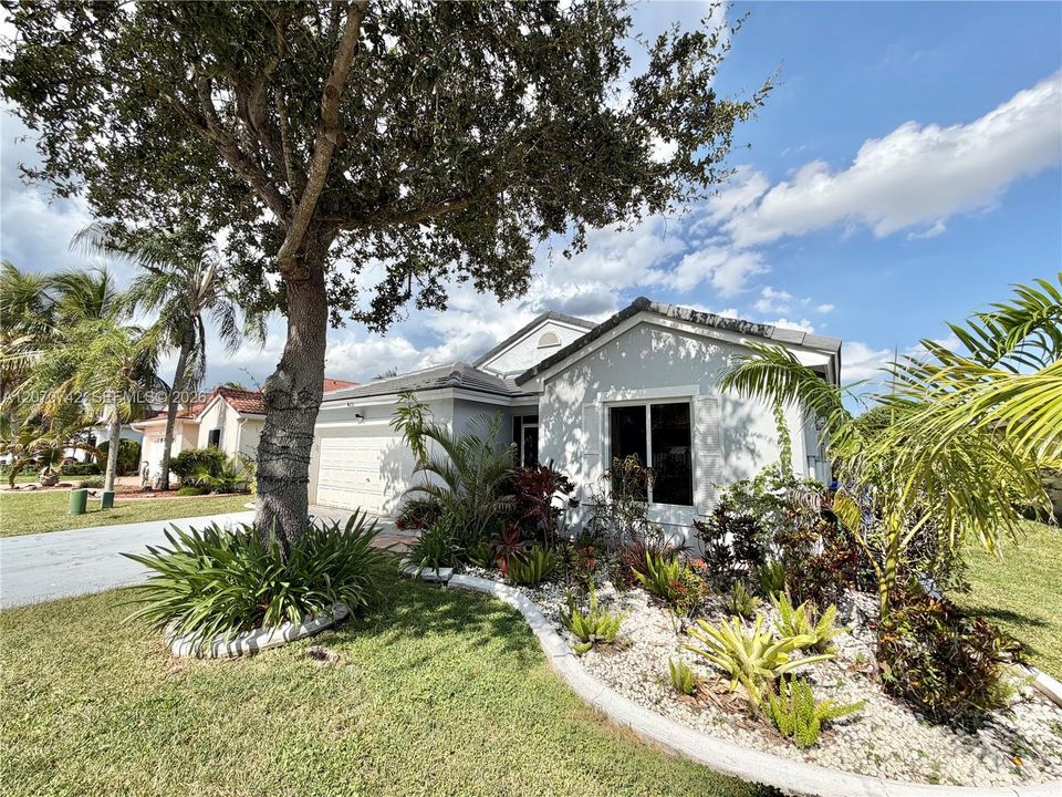 For Rent: $4,200 (3 beds, 2 baths, 1637 Square Feet)