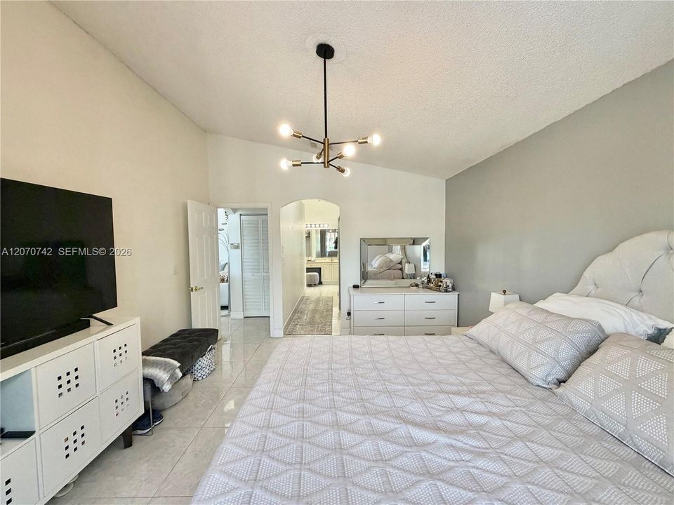 For Rent: $4,200 (3 beds, 2 baths, 1637 Square Feet)