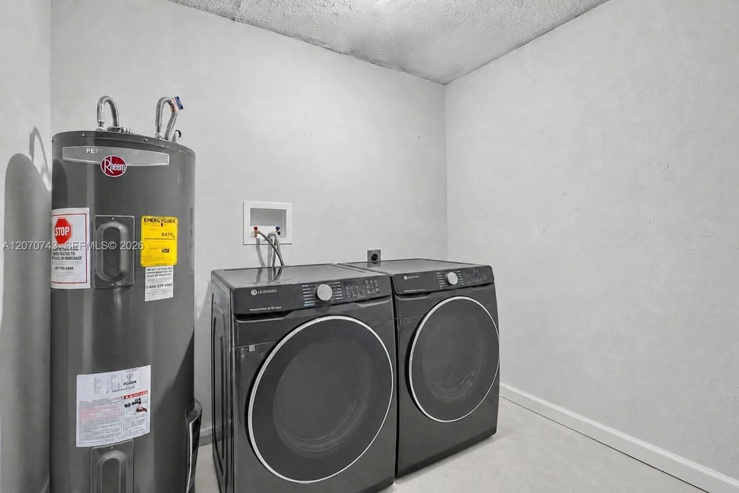 En Venta: $650,000 (4 camas, 2 baños, 2142 Pies cuadrados)