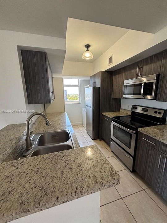 Active With Contract: $2,550 (2 beds, 2 baths, 979 Square Feet)