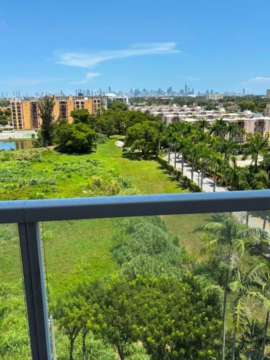 Active With Contract: $2,550 (2 beds, 2 baths, 979 Square Feet)