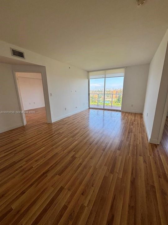 Active With Contract: $2,550 (2 beds, 2 baths, 979 Square Feet)
