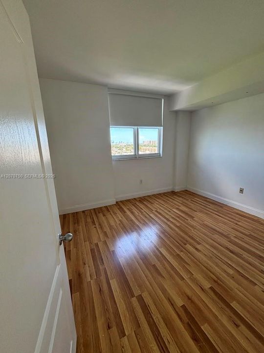 Active With Contract: $2,550 (2 beds, 2 baths, 979 Square Feet)