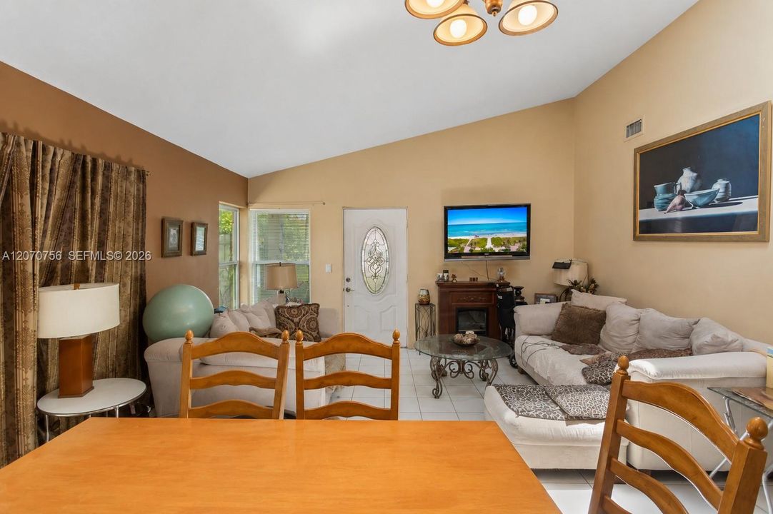 For Sale: $525,000 (3 beds, 2 baths, 1422 Square Feet)